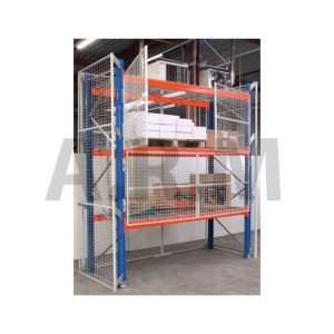 Porte grillagée pour espace de stockage sécurisé